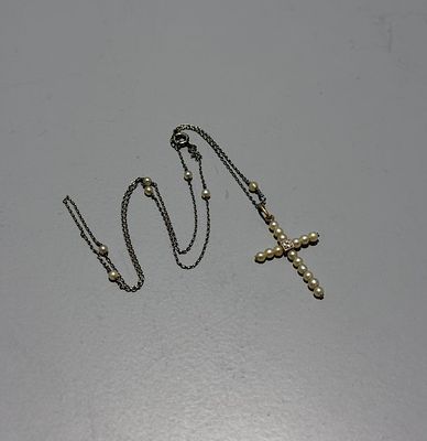 Fio de ouro branco e p&eacute;rolas com cruz cravejada de p&eacute;rolas e diamante. Fio de ouro branco e 