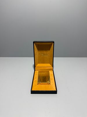 Isqueiro S.T. Dupont com estojo original. Isqueiro S.T. Dupont, em metal plaqueado. 
Fran&ccedil;a 