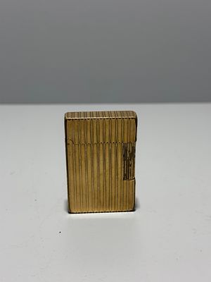 Isqueiro S.T. Dupont, em metal plaqueado. 
Fran&ccedil;a, s&eacute;c. XX. 
Marcado e numerado 9KBU11. 