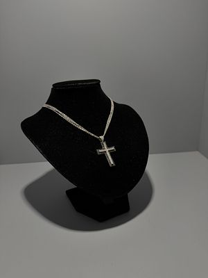 Cruz e fio em ouro branco com diamantes incolores e negros . 
Marca de garantia do ouro 800/1000 