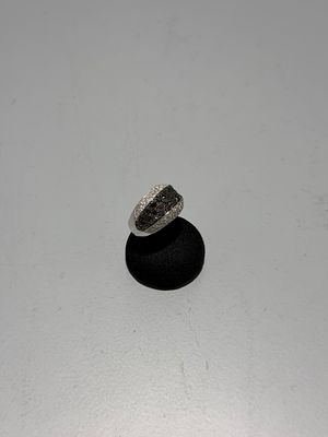 Anel em ouro branco com diamantes incolores e negros . Anel em ouro branco com diamantes 