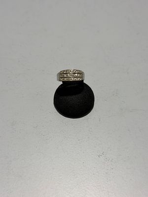 Anel em ouro branco cravejado com diamantes. Anel em ouro branco cravejado com 18 diamantes. 