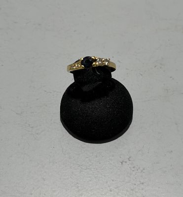 Anel em ouro cravejado com diamantes e safira. Anel em ouro cravejado com 5 diamantes e safira 