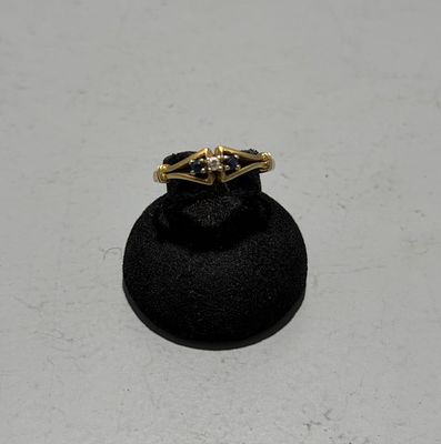 Anel em ouro cravejado com safiras e diamante. Anel em ouro cravejado com 2 safiras e diamante 
