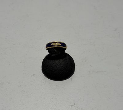 Anel em ouro cravejado com diamantes e esmalte. Anel em ouro cravejado com 3 diamantes e esmalte 