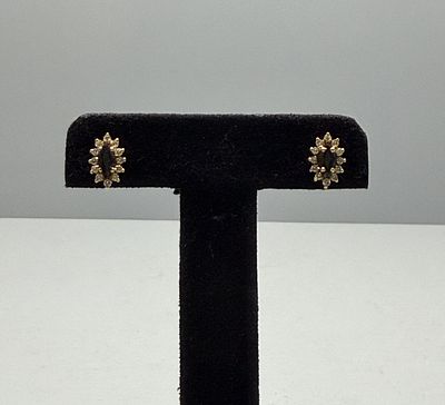 Par de brincos em ouro cravejados com diamantes e safiras. Par de brincos em ouro cravejados com 