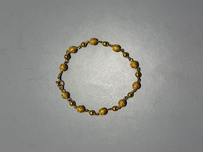 Pulseira em ouro com contas. 
Com marcas de garantia do toque do ouro 800/1000 da contrastaria 
