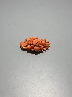 Pregadeira com pendente em coral. 
Motivos florais. 
Fecho em ouro. Sem marcas, ao abrigo do 