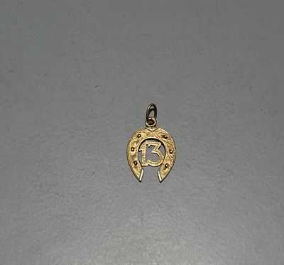 Pendente em ouro em forma de ferradura com o n&ordm; 13. 
Toque 800/1000. Marcas de garantia da 