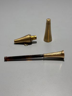 Boquilha em ouro e &acirc;mbar. 
Toque 9K, 585/1000. 
Marca de ourives ileg&iacute;vel. 
Sinais de uso.