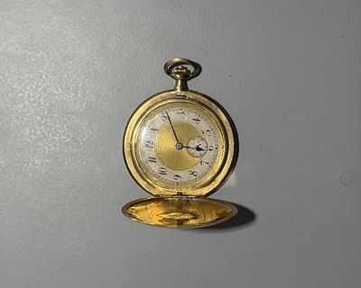 Rel&oacute;gio de bolso em ouro. 
Toque 18K. 
Marca Election. Numerado 14054. 
Finais s&eacute;c XIX, in&iacute;cio 