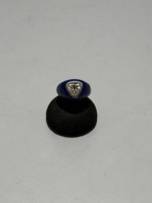Anel em ouro e esmalte azul, cravejado com diamante em formato triangular. 
Toque 18K (testado). 