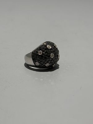 Anel em ouro branco cravejado com diamantes negros e incolores. 
Com marcas de garantia 750/1000 
