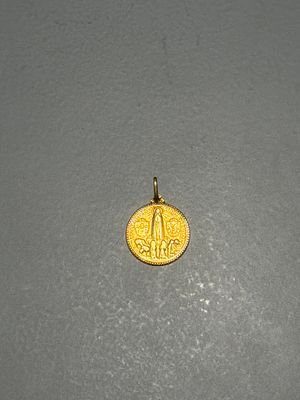 Medalha Nossa Senhora de F&aacute;tima e os Pastorinhos. 
Toque 800/1000. 
Sinais de uso. 