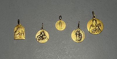 Medalhas com grava&ccedil;&atilde;o no reverso. 
Toque 800/1000. 
Sinais de uso. 
Peso: 