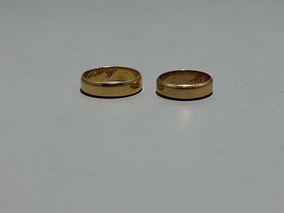 Par de alian&ccedil;as em ouro com grava&ccedil;&atilde;o. 
Toque 800/1000. 
Sinais de uso. 
Peso: 