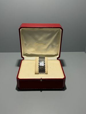 Rel&oacute;gio Cartier em a&ccedil;o, acompanhado da caixa original com a numera&ccedil;&atilde;o 78917 PB 2420. 
Com 