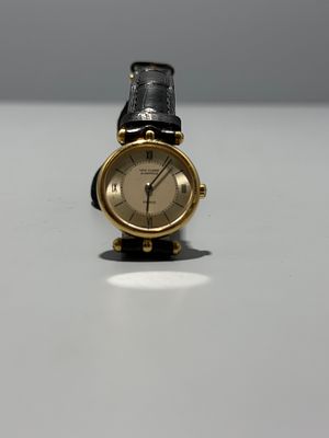 Rel&oacute;gio Van Cleef & Arpels em ouro. Rel&oacute;gio Van Cleef &amp; Arpels em ouro de 18 K, com a 