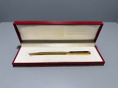 Caneta “Must” da Cartier . Caneta “Must” da Cartier. Acompanha a caixa original. 
Sinais de uso.