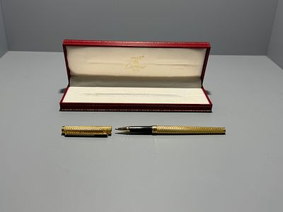 Caneta “Must” da Cartier. Acompanha a caixa original. 
Sinais de uso.
