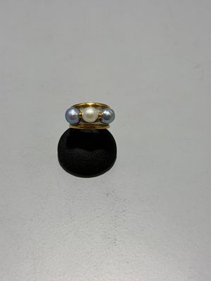 Anel em ouro com tr&ecirc;s p&eacute;rolas. Anel em ouro, com marcas de garantia 800/1000, com tr&ecirc;s p&eacute;rolas 