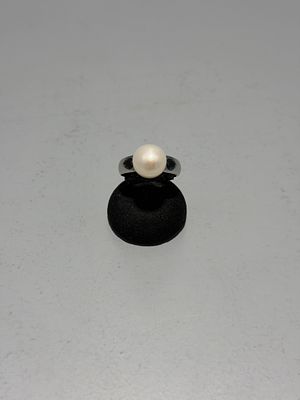 Anel em ouro branco com duas safiras em forma de p&ecirc;ra e uma p&eacute;rola no centro. 
Com marcas de 