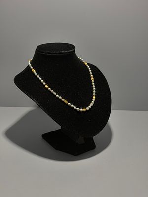Colar de p&eacute;rolas cinzentas/azuladas com ouro. 
Marcas de garantia 750/1000. 
Sinais de 