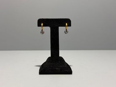 Par de brincos em ouro com p&eacute;rolas cinzentas. 
Marcas de garantia 750/1000. 
Sinais de uso. 