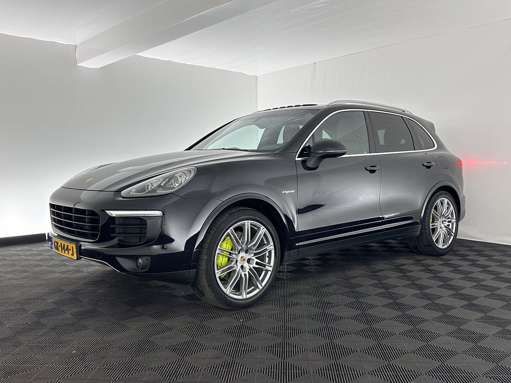 Porsche Cayenne III 2015. 252 000 Km. Zahnrad: Automático
Farbe: cinzento, Pferdestärke: 416. 