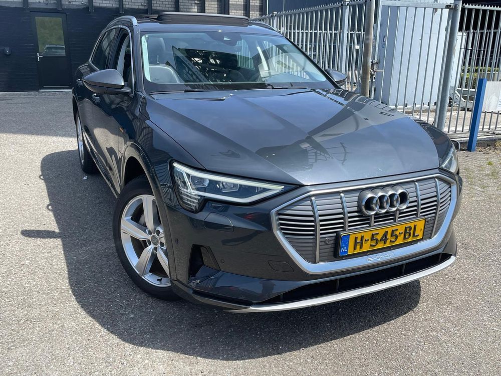Audi 2019. 92 000 Km. Zahnrad: Automático
Farbe: cinzento.
Tipo de combustível
Elétrica 