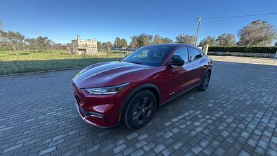 Ford Mustang Mach-E 2023. 24 700 Km. Mudan&ccedil;as: Autom&aacute;tico
Cor: vermelho.
Primeira matr&iacute;cula 