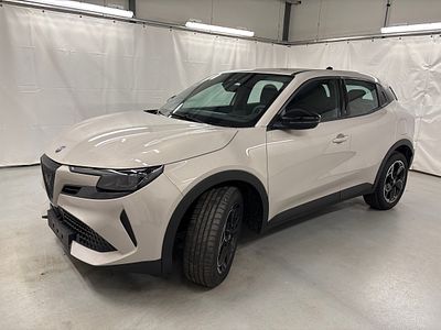 Alfa Romeo Junior 2025. 14,400 Km. Transmission: Autom&aacute;tico
Color: Branco.
Primeira matr&iacute;cula 