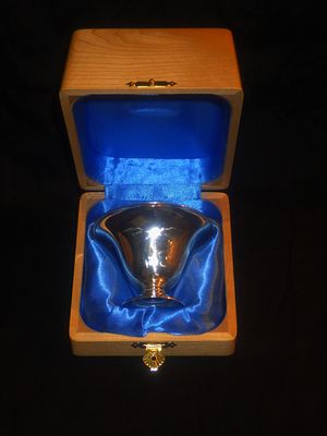 Вазочка в подарочном футляре. Вазочка в подарочном футляре светлого дерева. Форма вазочки - 