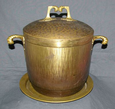 Крюшонница. Латунь. Литьё. Давление. Выколотка. Стекло. 
Высота - 32 см. Ширина по ручкам - 35 