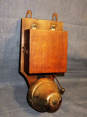 РЕКОНСТРУКТОРУ СТАРОГО ИНТЕРЬЕРА. Звонок дверной электрический. Дерево. Металл. Размер 