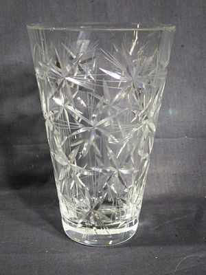 Цветочная ваза "Салют". Б/цв хрусталь. Резьба. Ленинградский завод художественного стекла. 