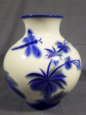 Цветочная ваза "Стрекоза". Фарфор. Высота вазы 18 см. Диаметр тулова - 15 см. ЛФЗ. 1960-е годы.