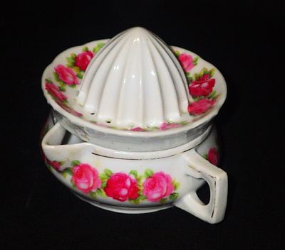 Соковыжималка. Фарфор. Европа. Деколь. Высота предмета - 8,5 см. Привезена в Россию до 1917 года.