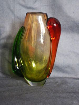 Цветочная ваза с вертикальными налепами. Высота вазы - 16 см. Стекольный завод "Победа". 1980-е годы.