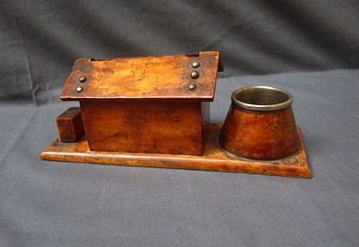 Прибор для курения . Папиросница с приспособлением для спичечного коробка и пепельницей. 