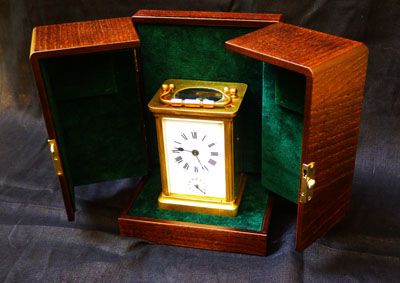 Часы каретные в деревянном футляре. 10-дневный завод. Будильник. Конец 19-начало 20 века. Размер 
