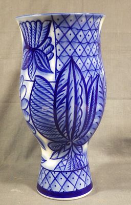 Цветочная ваза. Автор росписи - В.М. Городецкий. Фарфор. Высота вазы 24 см. Диаметр тулова - 11 