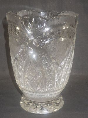 Тумский В. - Ваза для цветов. Хрусталь. Высота вазы - 21 см. Диаметр горла вазы - 15 см.