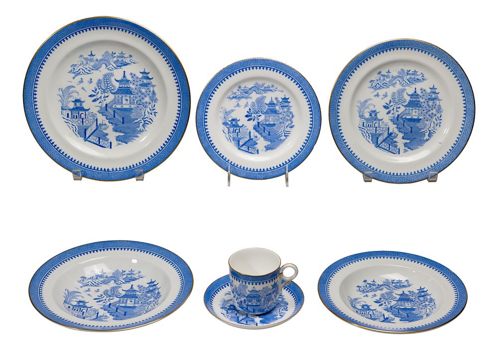 Lot 227: Royal Worcester Blue Willow Porcelain China Service