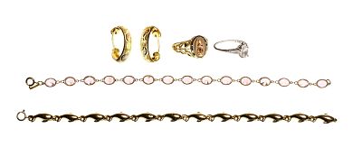 14k Yellow Gold Jewelry Assortment (5) items including a clear gemstone ring, a tri-color ring 