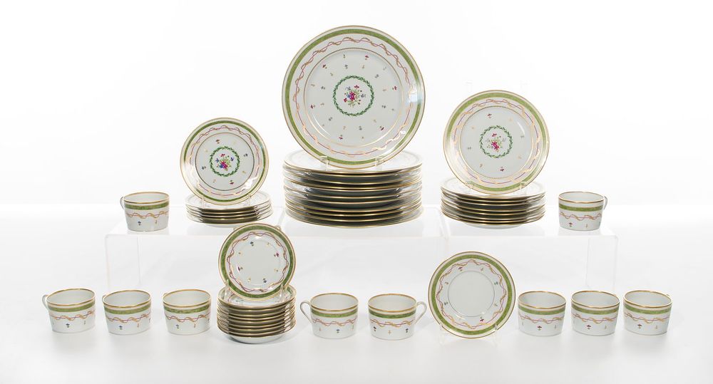 Lot 221: Havilland Porcelain Vieux de Paris China Service