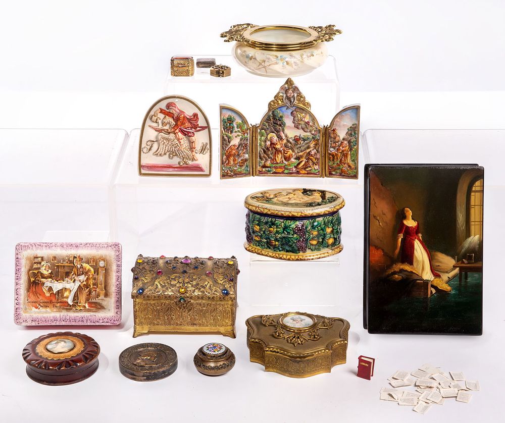 Lot 469: Decorative Object Assortment