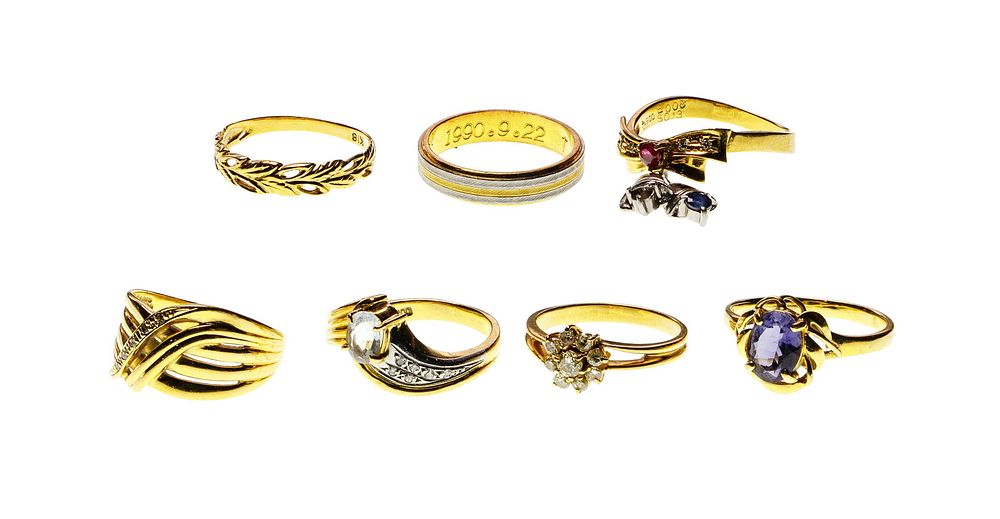 Lot 223: 18k Yellow Gold Ring Assortment
