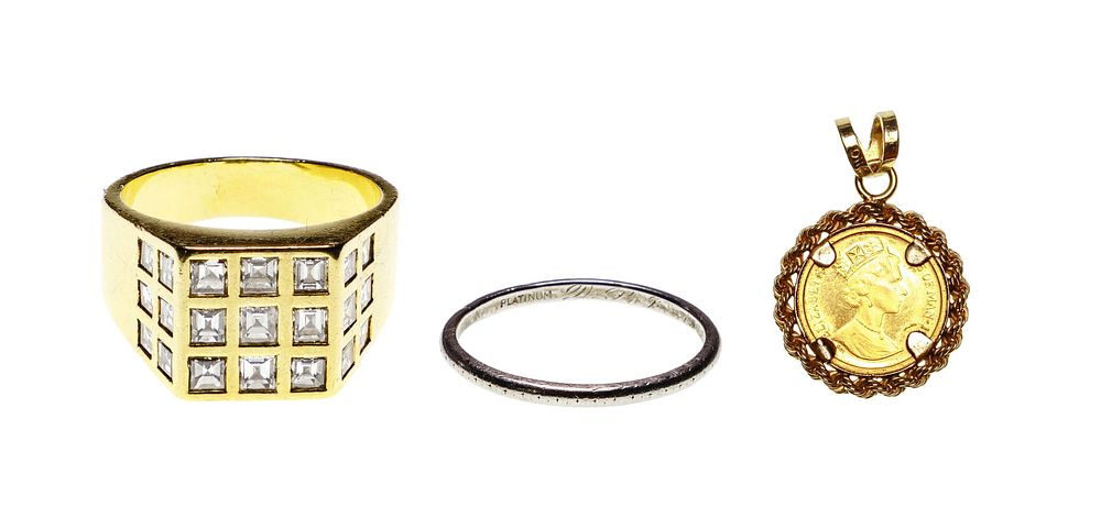 Lot 179: 18k Yellow Gold and Diamond Ring