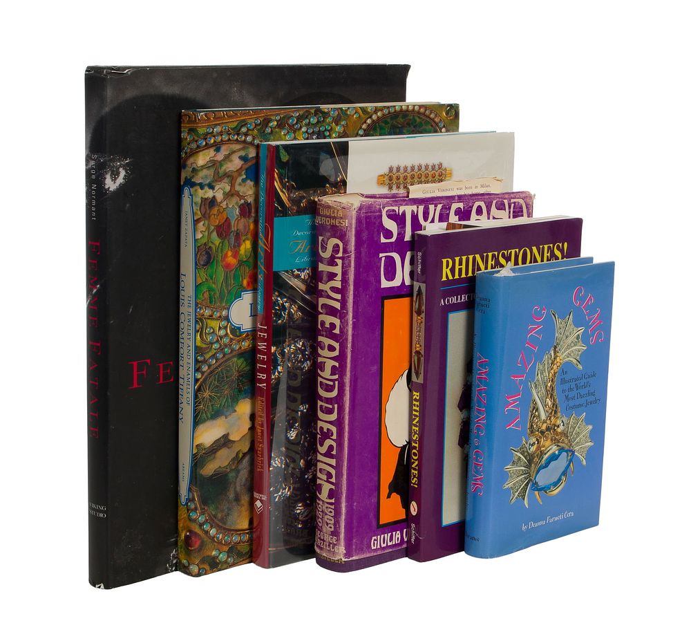 Lot 327: Jewelry and Fashion Book Assortment